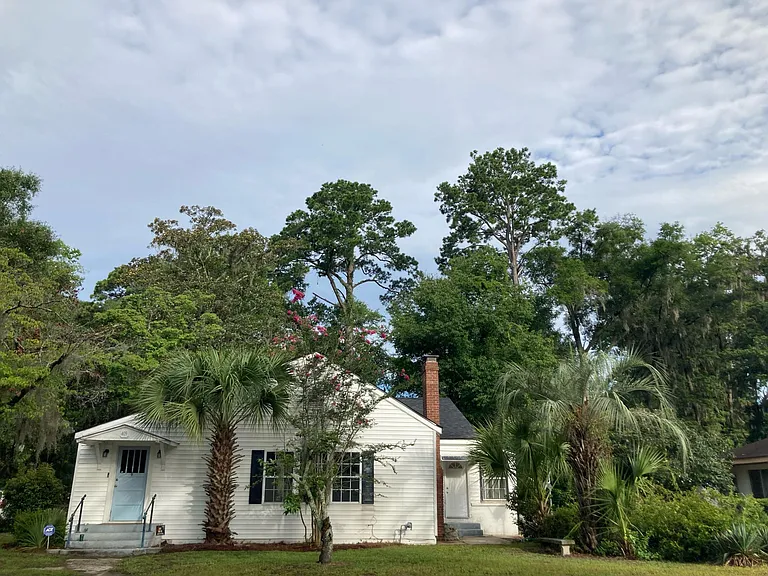 409 Edgewater Rd — Photo 1