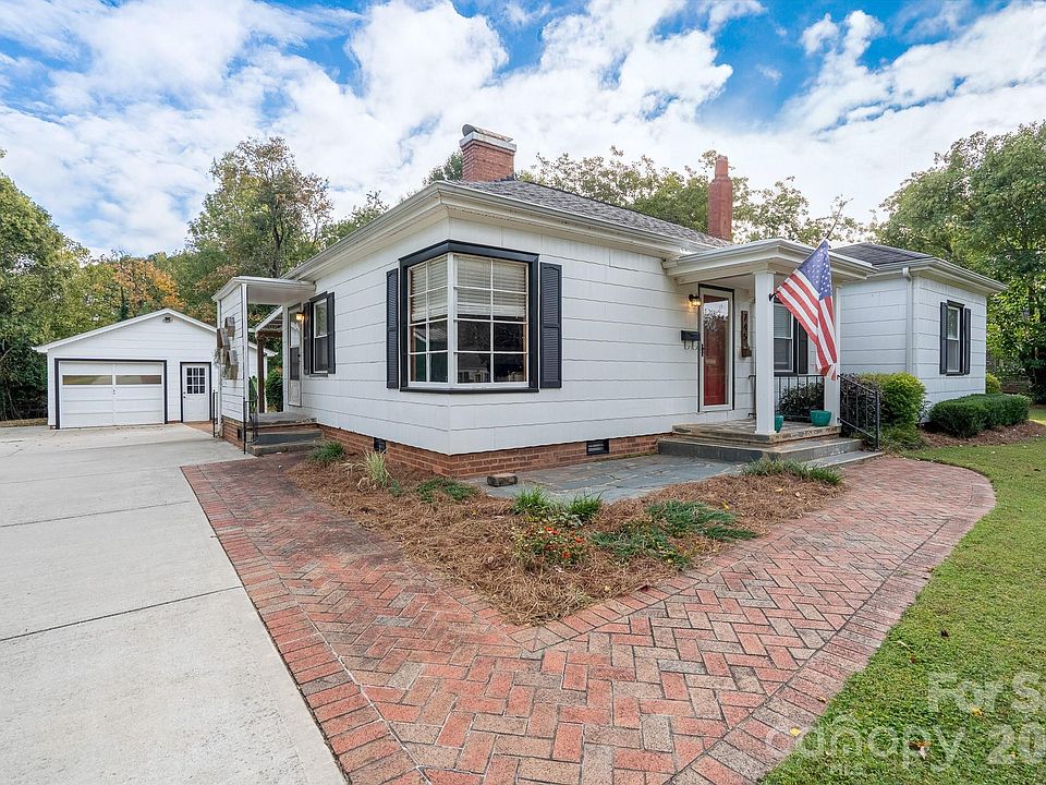 1st image of 745 Carolyn Dr SE