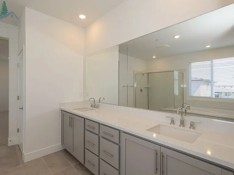 2824 Wrangell St — Photo 8