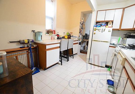 2nd image of 8 W 76th St APT 3C