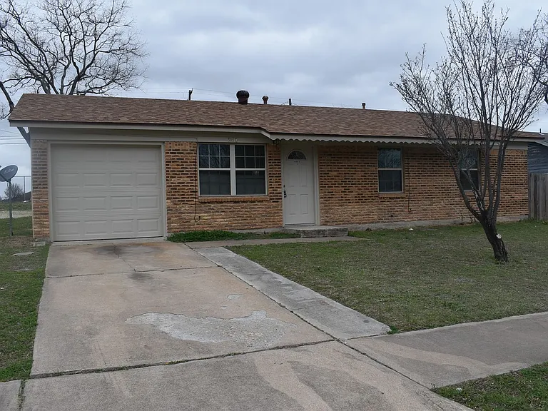 201 North Dr — Photo 1