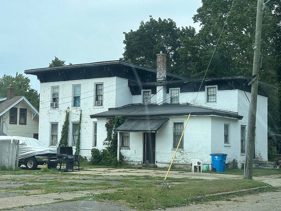 2nd image of 920 Cedar St