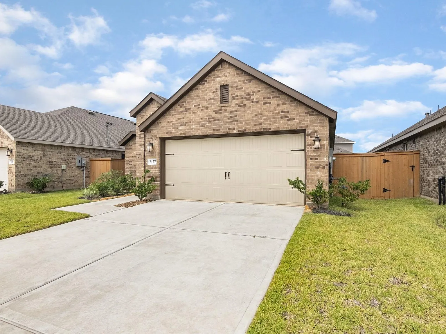 3 bed, 2.0 bath, 1689 sqft, $2,300 — Photo 3