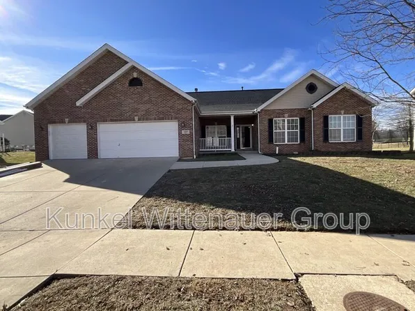 2308 Fourlakes Dr, Belleville, IL 62220