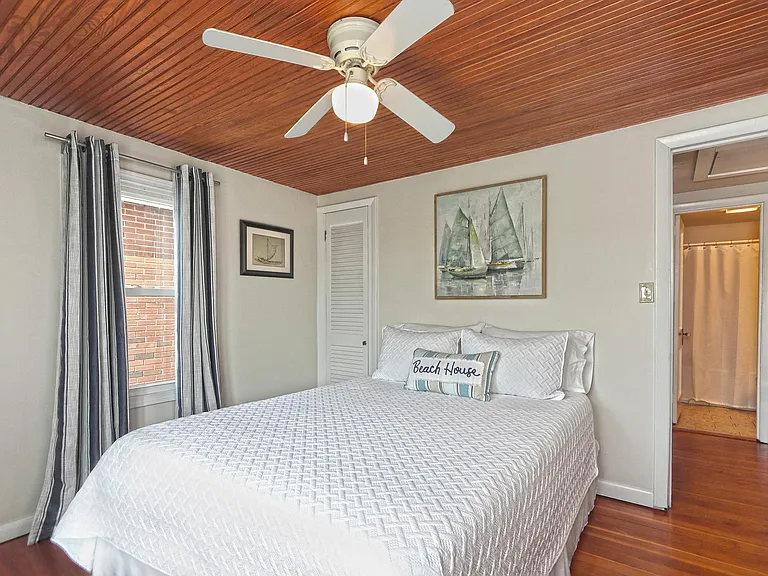 Primary bedroom with queen size bed.