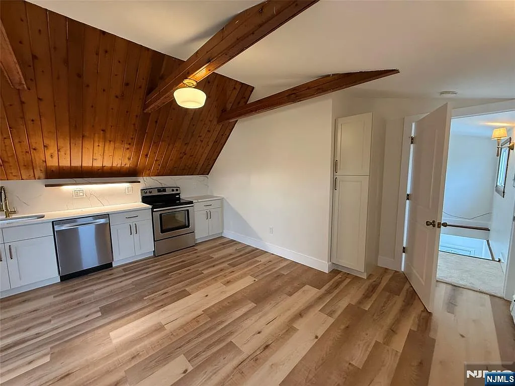 1 bed, 1.0 bath, $1,700 — Photo 3