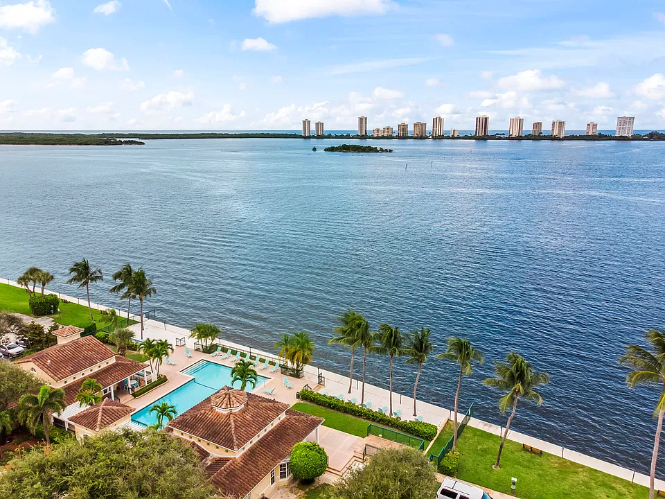 1045 Lake Shore Dr #105
