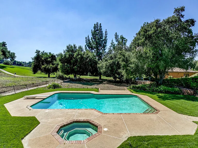 1710 Country Club Dr — Photo 49