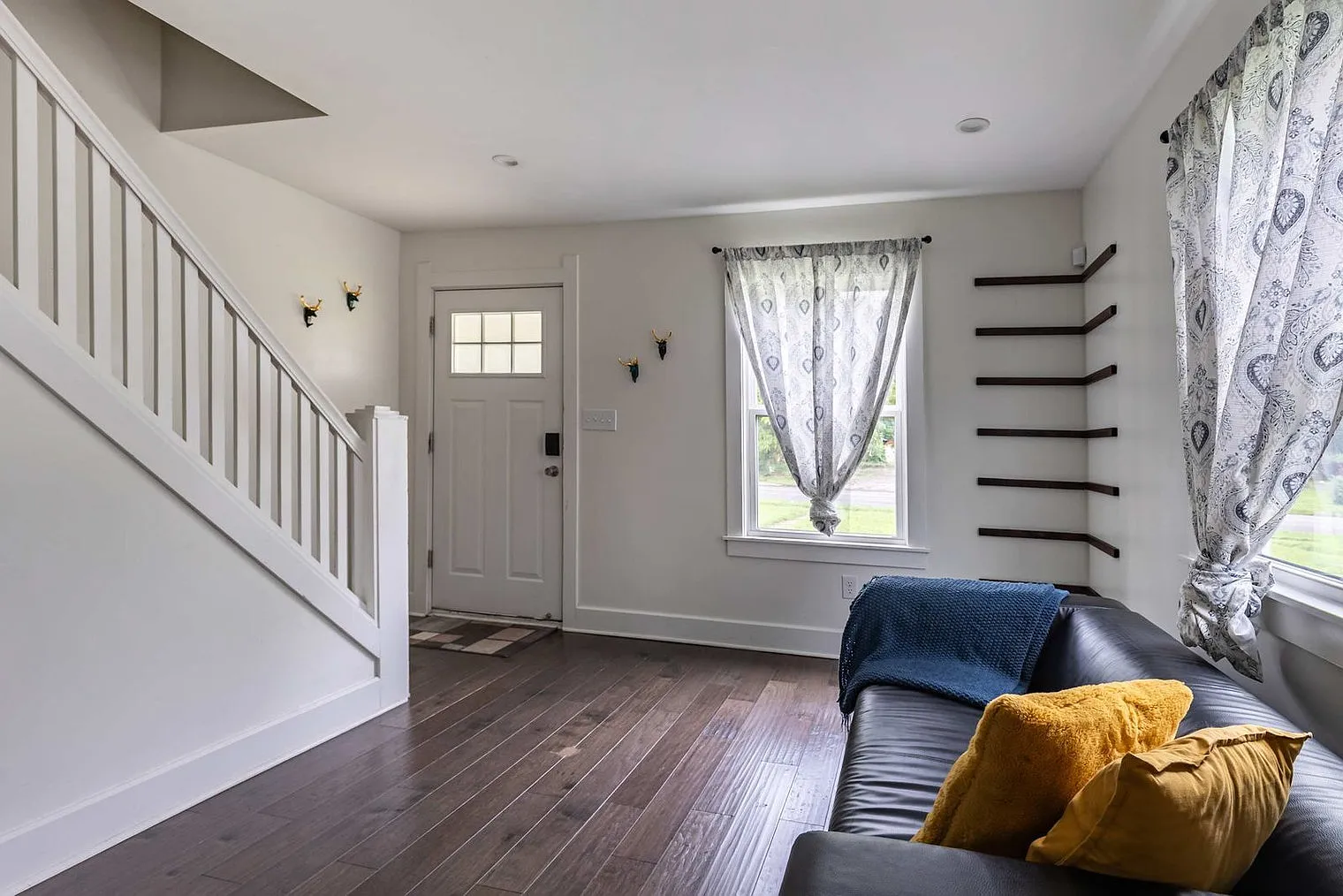 2 bed, 1.0 bath, 1097 sqft, $2,471 — Photo 3