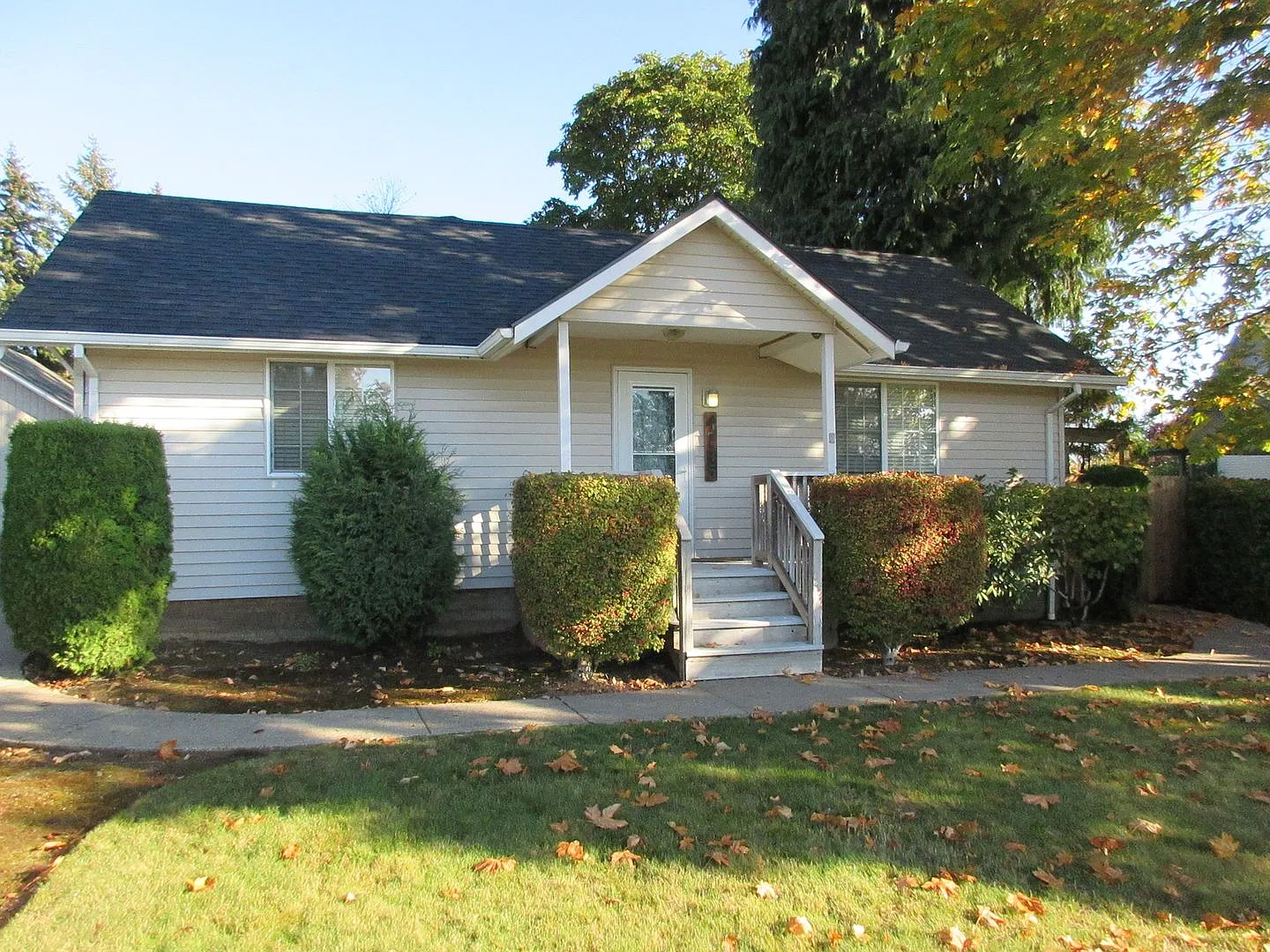 Two Bedroom House with Fenced Backyard! — Photo 2