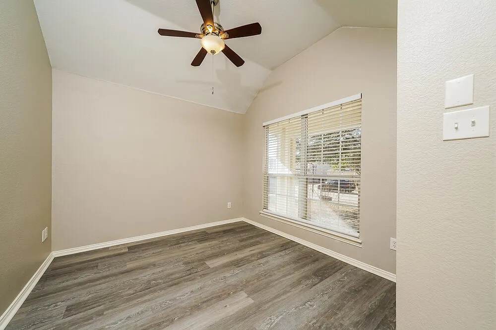 3 bed, 2.0 bath, 1384 sqft, $1,835 — Photo 3
