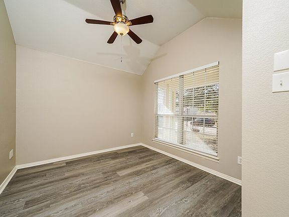 3rd image of 409 Creekview Dr