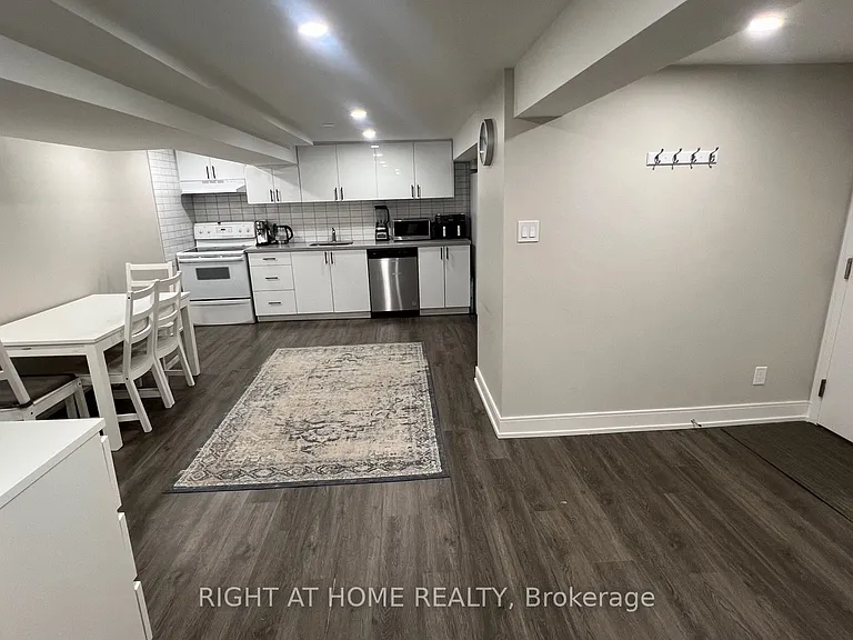 31 Northampton Dr #LOWER — Photo 2