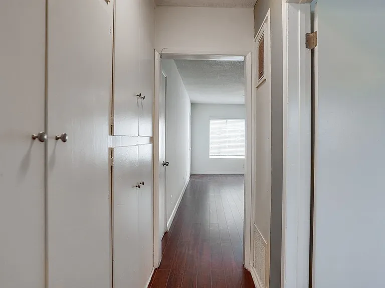 Gated, MidCentury MultiFamily Property near Metro Access and Victoria Park — Photo 15