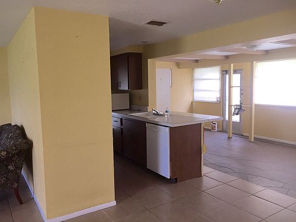 3rd image of 5082 Grobe St