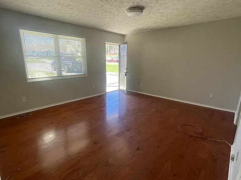 1908 Meadowview Ln — Photo 3