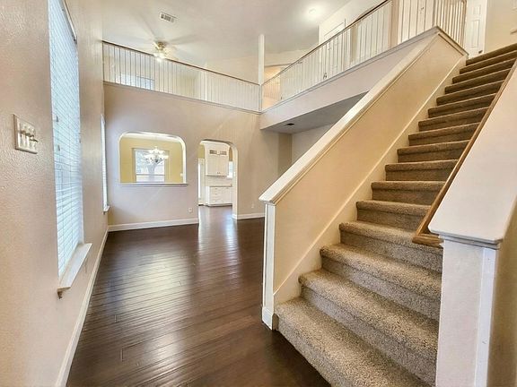 4th image of 3747 Castle Rock Dr