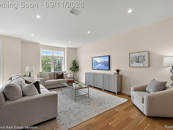5th image of 378 Notre Dame St
