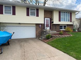 1126 N 13th St, Clinton, IA 52732