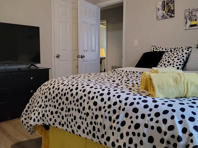 Queen bed room