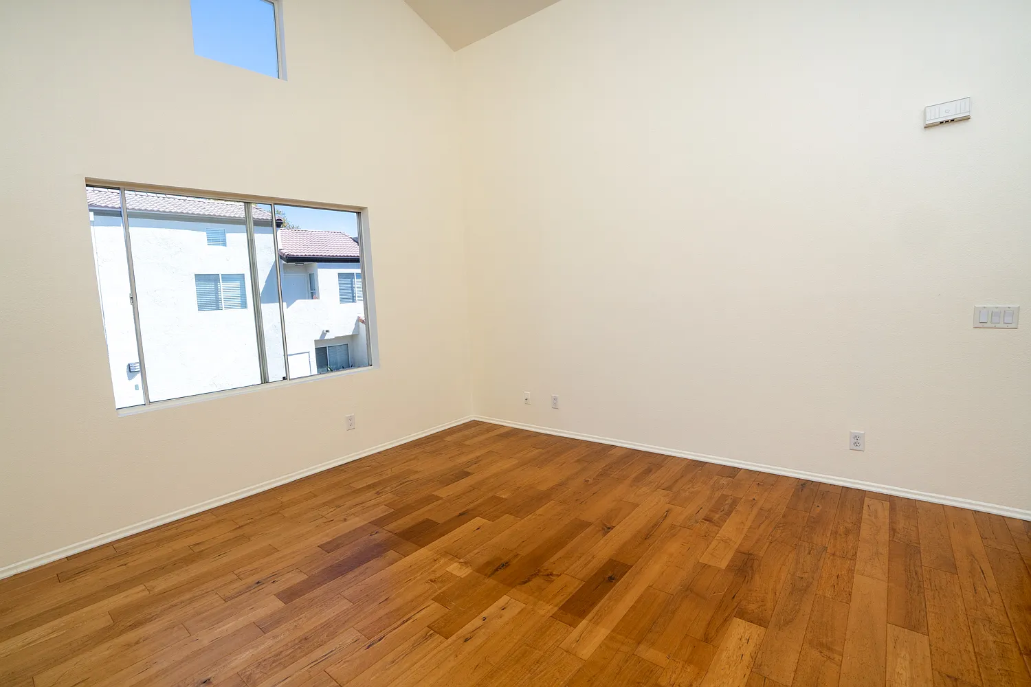 3 bed, 1045 sqft, $3,195 — Photo 3