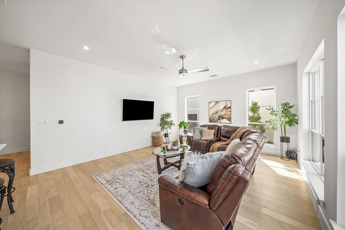 3 bed, 3.5 bath, 2718 sqft, $7,650 — Photo 4