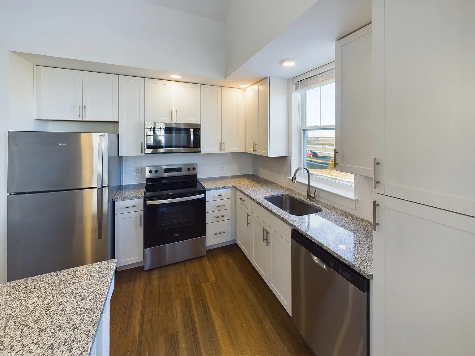 1 bed, 902 sqft, $1,979 — Photo 4