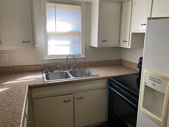 4th image of 216 N Fir Ave