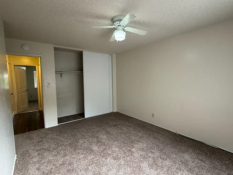Sharis Apartments — Photo 25