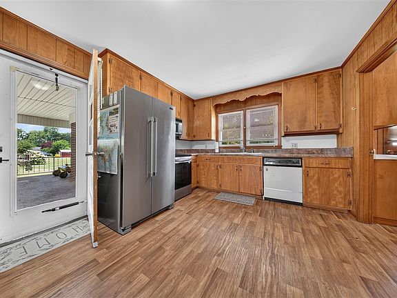 5th image of 909 Sunset Ln