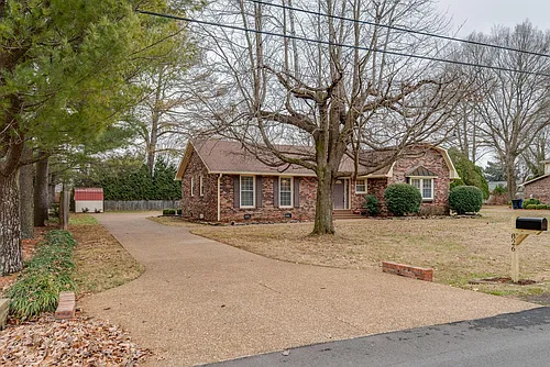 826 Victoria Dr Photo 1