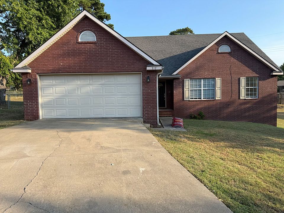 1st image of 717 Lincoln Hill Cir