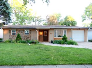 935 Valley Stream Dr, Wheeling, IL 60090