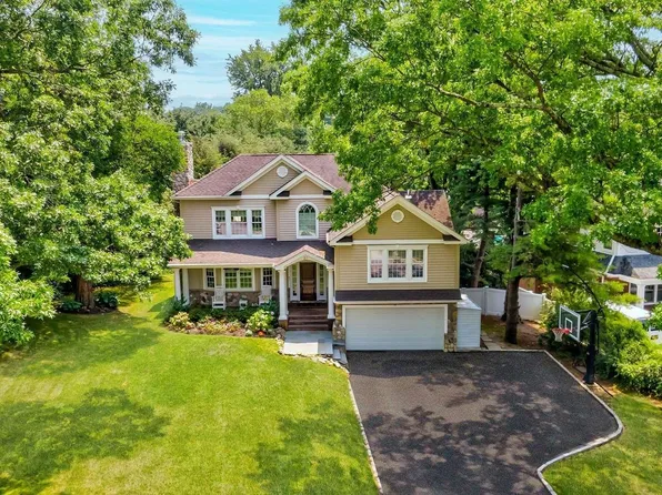 31 Summit Road, Port Washington, NY 11050