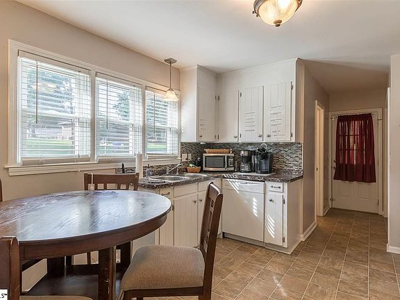 4th image of 104 Sellwood Cir