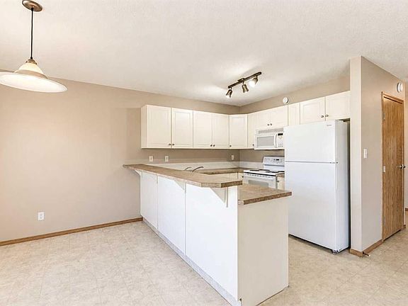 4th image of 20 E Jacobs Close #48-RED
