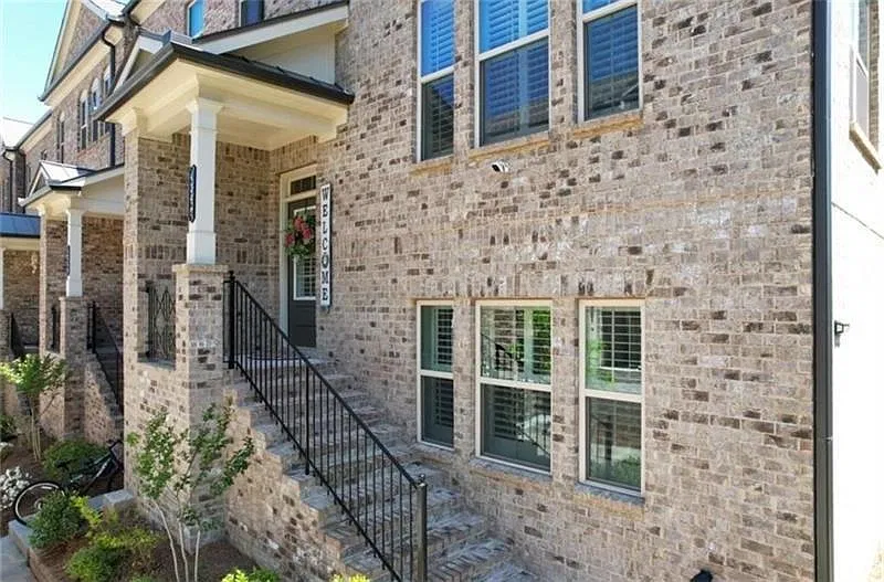 4 bed, 3.5 bath, 2600 sqft, $2,900 — Photo 2