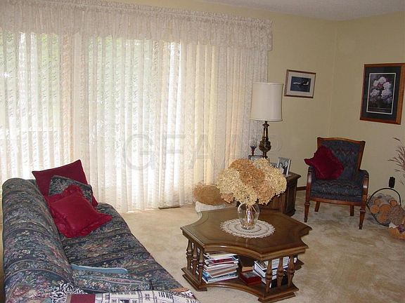 4th image of 410 Crescent Dr