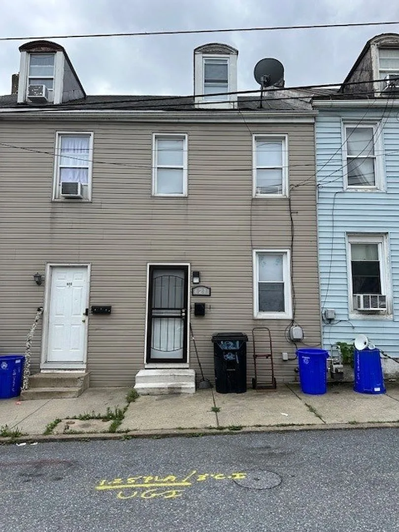 Introducing a cozy updated 3-bedroom, 1-bathroom house located in the Harrisburg School District ... — Photo 1