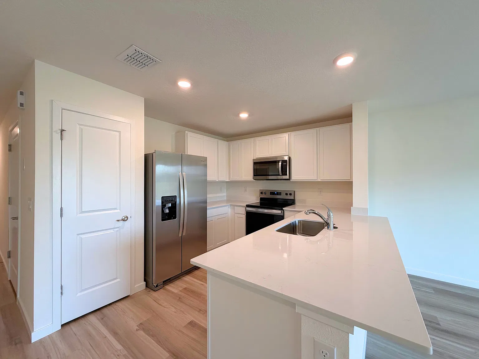 3 bed, 2.5 bath, 1458 sqft, $1,800 — Photo 4
