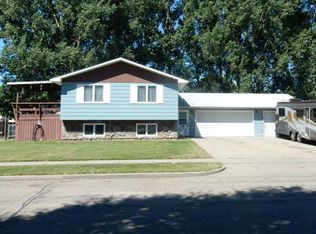 1302 Portland Dr, Bismarck, ND 58504