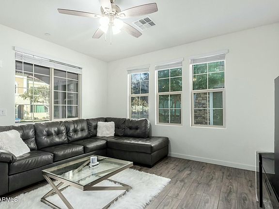 3rd image of 1918 E BRIDGEPORT Parkway #102