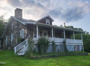 1015 Maple Lake Dr, Bushkill, PA 18324