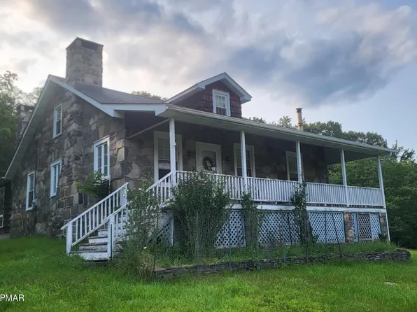 1015 Maple Lake Dr, Bushkill, PA 18324