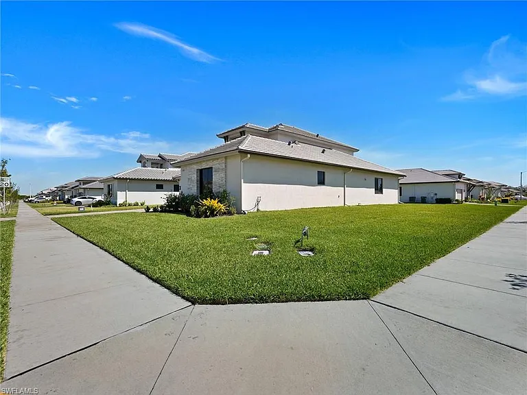 5126 Penella Ave — Photo 40