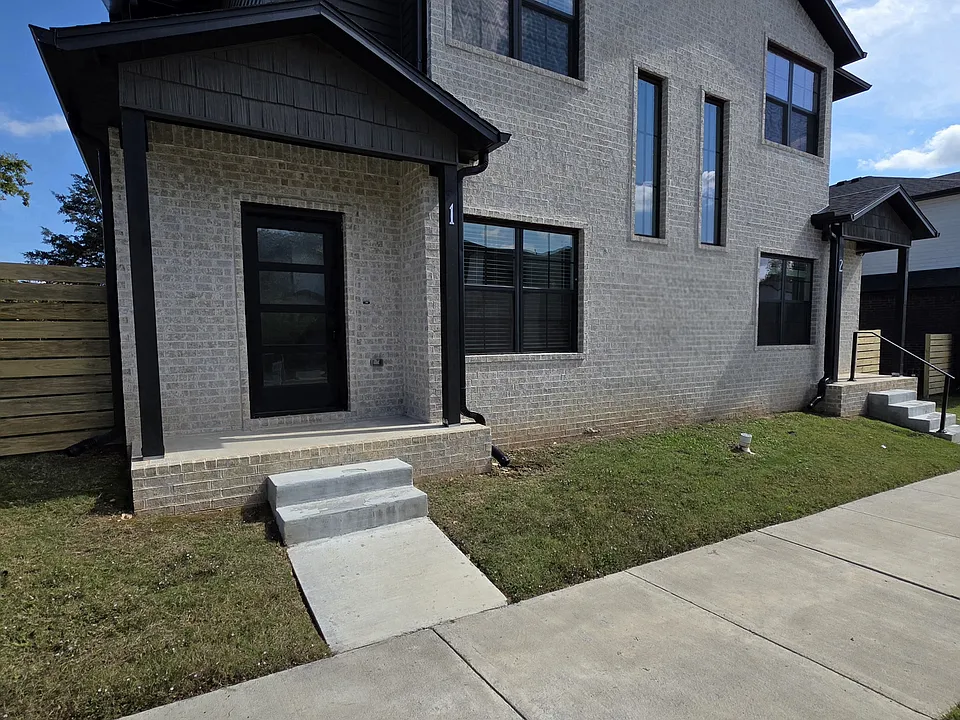 826 N Crater Ave #1