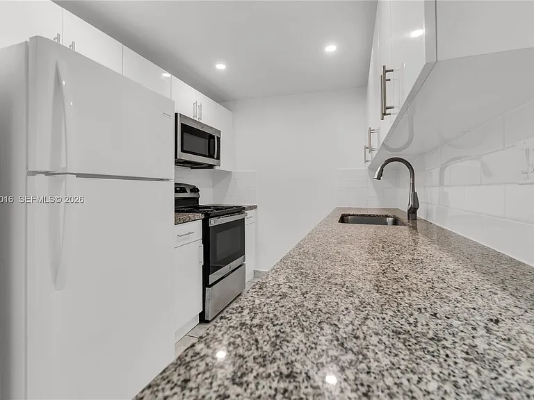 9354 SW 77th Ave #I1 — Photo 30