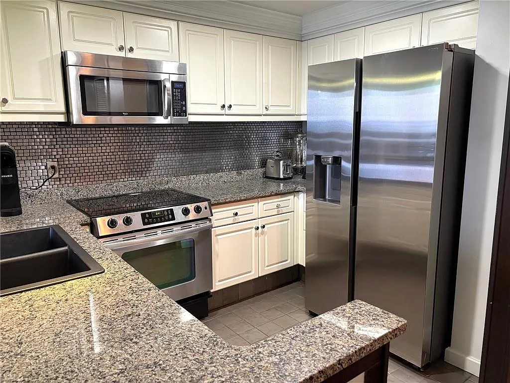 1 bed, 1.0 bath, 988 sqft, $4,000 — Photo 3