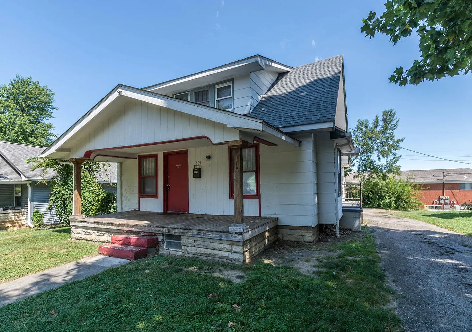 409 E 16th - 4Bed/2Bath - Huge Garage Space Included! — Photo 1