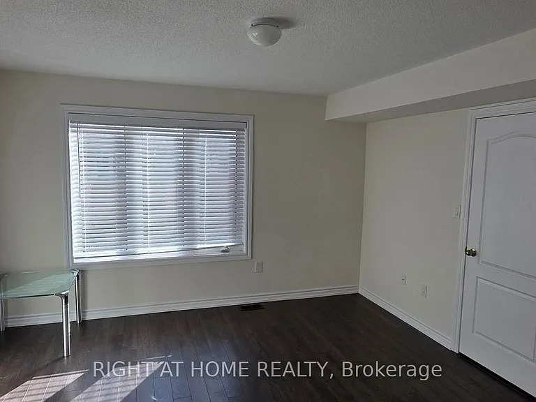 27 Shiff Cres — Photo 19